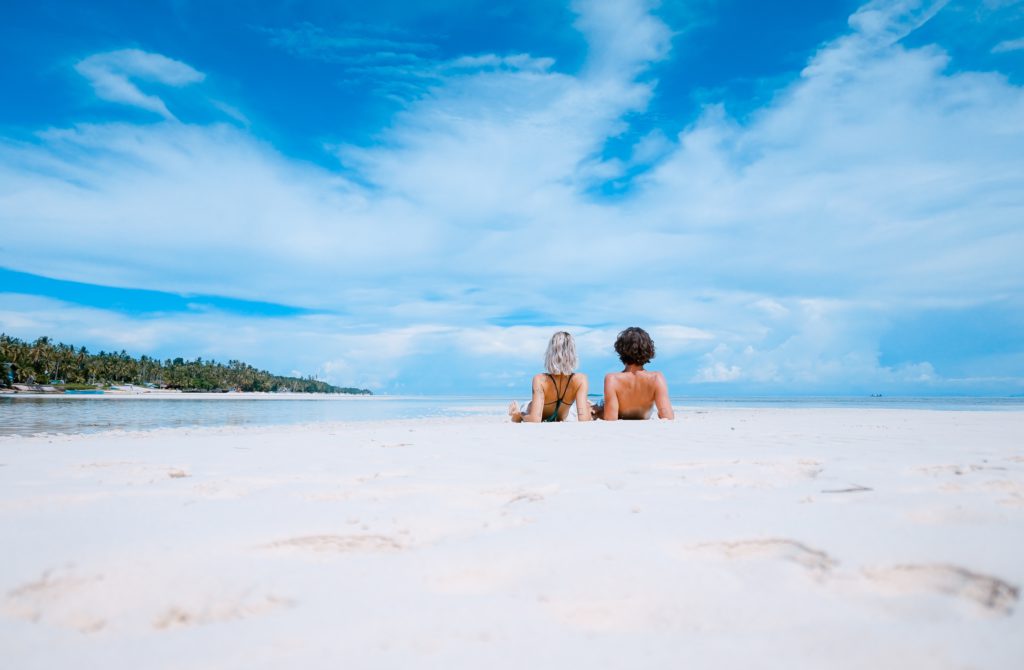 Rechtenvrije foto van twee mensen op het strand die overduidelijk gebruik hebben gemaakt van de Zomeraanbieding 2019 van Mackrad.nl door Toa Heftiba via Unsplash.