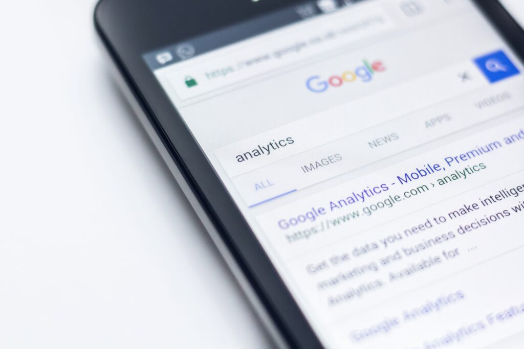 Rechtenvrije foto van mobiele telefoon met Google Analytics van Edho Pratama via Unsplash.